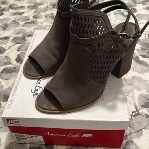 AMERICAN EAGLE STRAPPY SANDALS SIZE 8